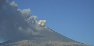 Popocatépetl sorprende a poblanos con gran fumarola visible