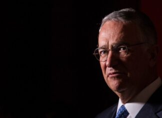 Salinas Pliego da “paguito” al SAT; cubriría deuda millonaria en 18 cuotas