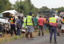 Mueren 13 niños tras choque de transporte escolar en Sudáfrica