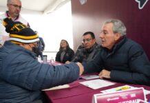 Pepe Chedraui escucha solicitudes vecinales en colonia Vicente Guerrero