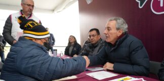 Pepe Chedraui escucha solicitudes vecinales en colonia Vicente Guerrero