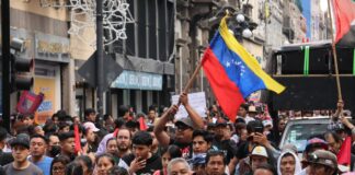 Marchan en Puebla contra bombardeo estadounidense a Venezuela