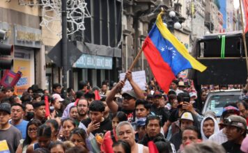 Marchan en Puebla contra bombardeo estadounidense a Venezuela