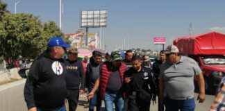 Locatarios de la Central de Abasto bloquean la Vía Corta a Santa Ana