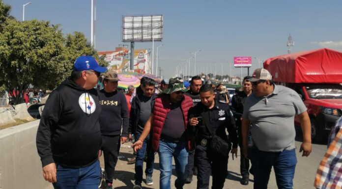 Locatarios de la Central de Abasto bloquean la Vía Corta a Santa Ana