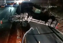 Tractocamión se vuelca en la Apizaco–Tlaxcala; conductor muere prensado