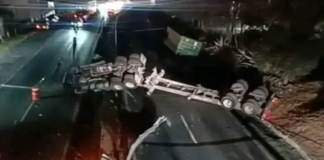 Tractocamión se vuelca en la Apizaco–Tlaxcala; conductor muere prensado