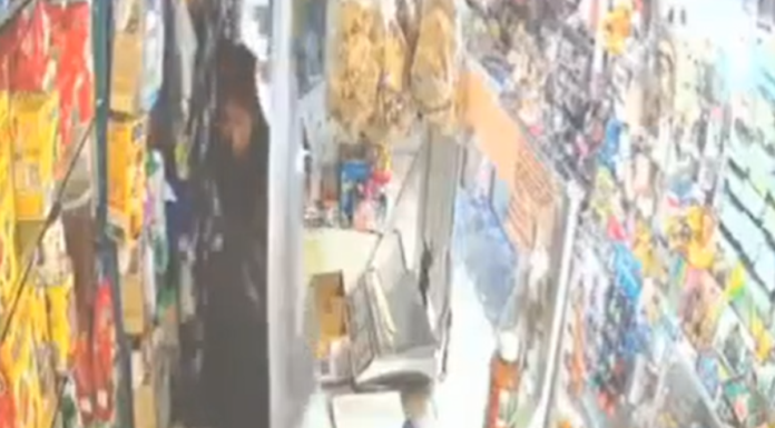 Asaltan con arma blanca a empleada de miscelánea en Tlaxcalancingo