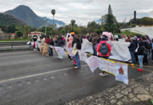 Bloqueo en la Puebla-Orizaba deja cientos de vehículos varados