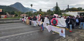 Bloqueo en la Puebla-Orizaba deja cientos de vehículos varados