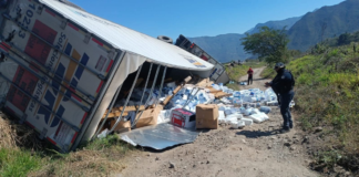 Tractocamión cargado con pinturas vuelca en la Puebla–Orizaba