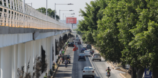 Camioneta choca tras recibir disparos en el bulevar Hermanos Serdán