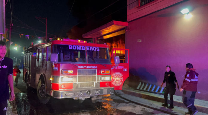 Bomberos de Cuautlancingo sofocan incendio en ferretería