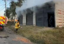 Incendio consume bodega de dulces típicos en San Miguel Xoxtla
