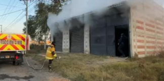 Incendio consume bodega de dulces típicos en San Miguel Xoxtla