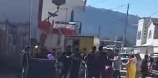 Evitan linchamiento de presunto ladrón de motocicleta en Amozoc