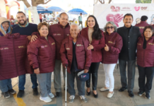 Tonantzin Fernández entrega chamarras en Santa Bárbara Almoloya