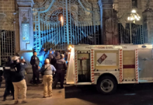 Sofocan incendio en la puerta norte de la Catedral de Puebla