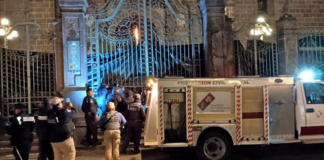 Sofocan incendio en la puerta norte de la Catedral de Puebla