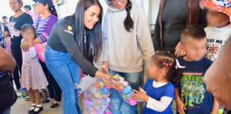 Reyes Magos llevan regalos a niñas y niños de Zacatlán