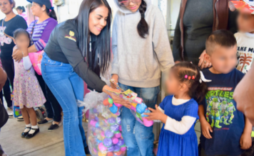 Reyes Magos llevan regalos a niñas y niños de Zacatlán