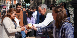Pepe Chedraui y MariElise Budib parten Rosca de Reyes en el Zócalo