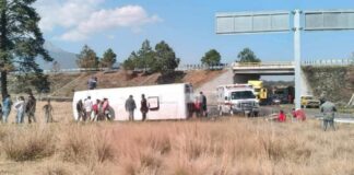 Volcadura de autobús en la Amozoc-Perote deja cuatro lesionados