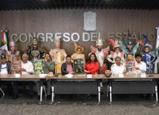 Presentan Carnaval de San Agustín Tlaxco en el Congreso de Puebla