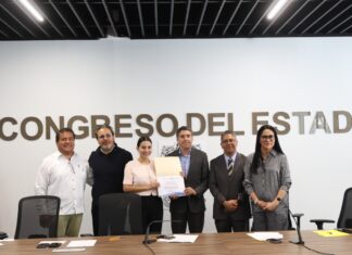 Reciben en Congreso a especialista para analizar juicio político y desafuero