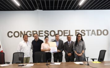 Reciben en Congreso a especialista para analizar juicio político y desafuero