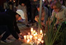 Con flores y veladoras exigen justicia tras multihomicidio en zona de Angelópolis