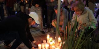 Con flores y veladoras exigen justicia tras multihomicidio en zona de Angelópolis