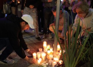 Con flores y veladoras exigen justicia tras multihomicidio en zona de Angelópolis