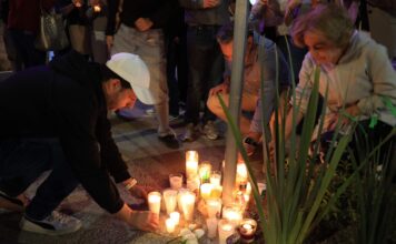 Con flores y veladoras exigen justicia tras multihomicidio en zona de Angelópolis