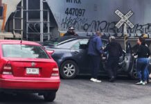 Tren embiste vehículo en Tehuacán; lesiona a pareja de adultos mayores