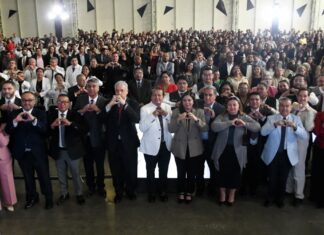 Salud reconoce a nuevos médicos especialistas en Puebla