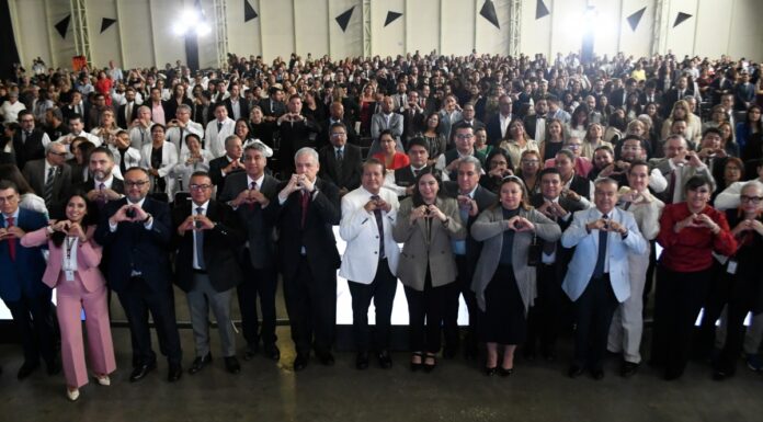 Salud reconoce a nuevos médicos especialistas en Puebla