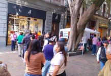 Poblanos se vacunan contra influenza y sarampión en el Centro Histórico