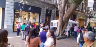 Poblanos se vacunan contra influenza y sarampión en el Centro Histórico