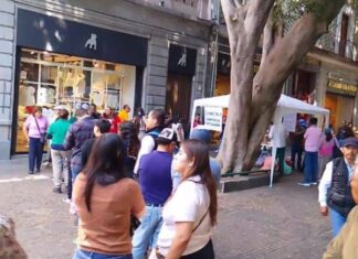 Poblanos se vacunan contra influenza y sarampión en el Centro Histórico