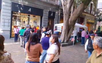 Poblanos se vacunan contra influenza y sarampión en el Centro Histórico