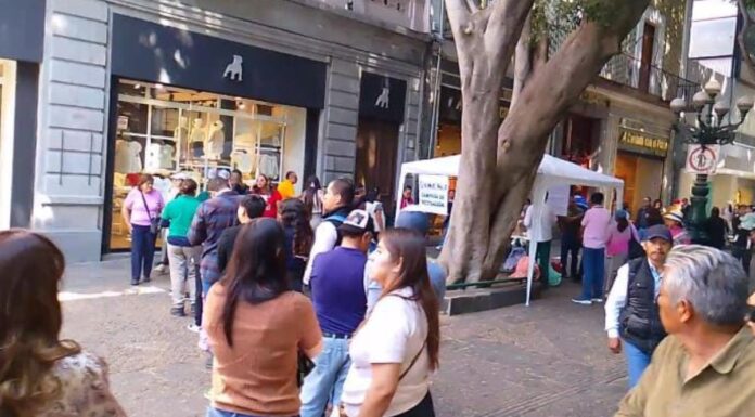 Poblanos se vacunan contra influenza y sarampión en el Centro Histórico