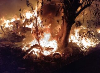 Fuerte incendio alarma a vecinos en terreno de colonia Bugambilias