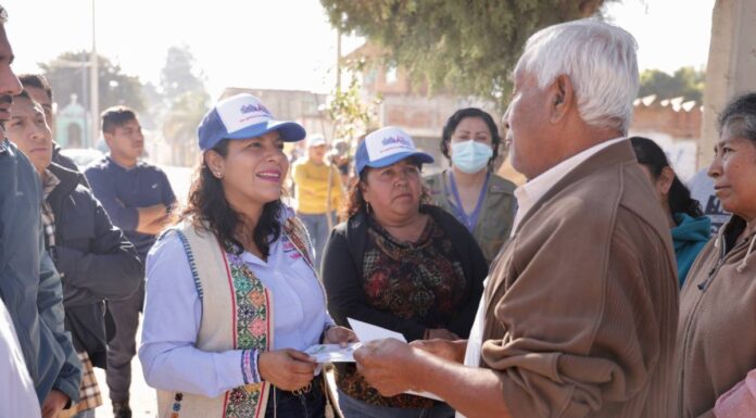 Lupita Cuautle escucha necesidades de vecinos en San Luis Tehuiloyocan