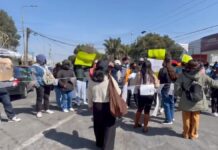 Docentes se manifiestan frente a la SEP en Puebla por asignación de plazas