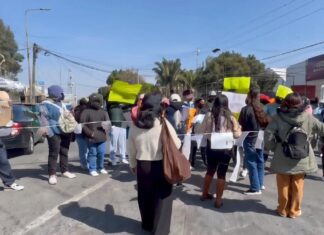 Docentes se manifiestan frente a la SEP en Puebla por asignación de plazas