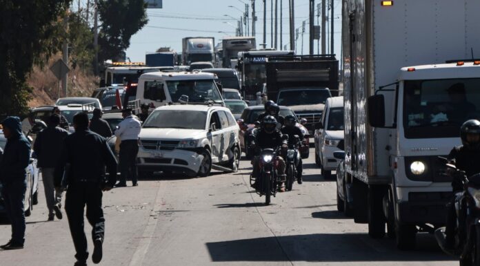 Megacarambola deja al menos 14 vehículos dañados en Periférico Ecológico