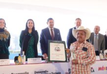 Armenta reconoce a maestros mezcaleros galardonados en certamen internacional
