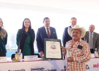 Armenta reconoce a maestros mezcaleros galardonados en certamen internacional
