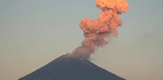 Popocatépetl emite fumarola de un kilómetro; emiten recomendaciones